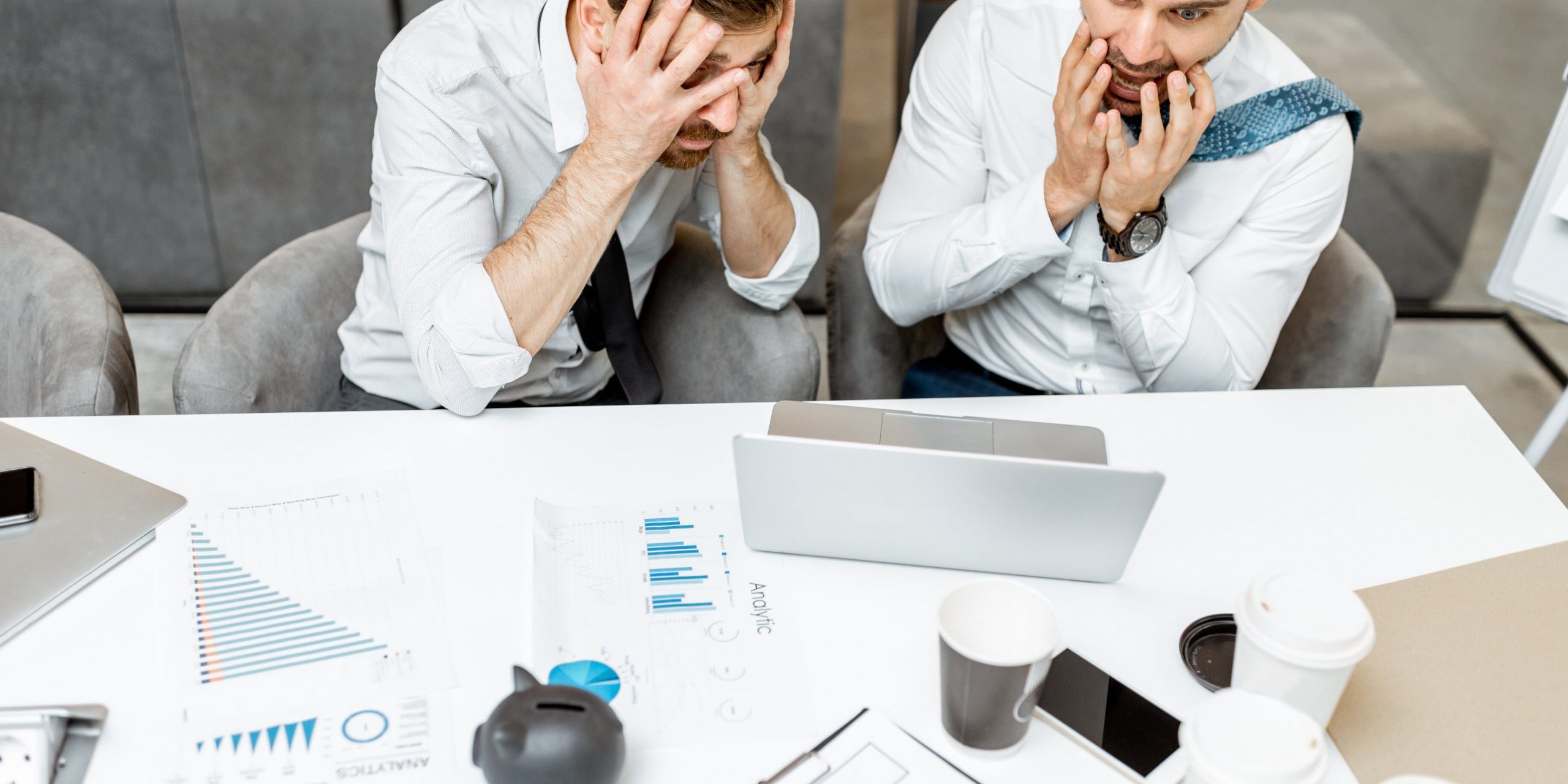 Exhausted employees working in the office preoccupazione per crisi di impresa