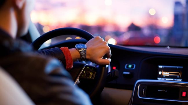 persona che guida auto di lusso noleggio operativo